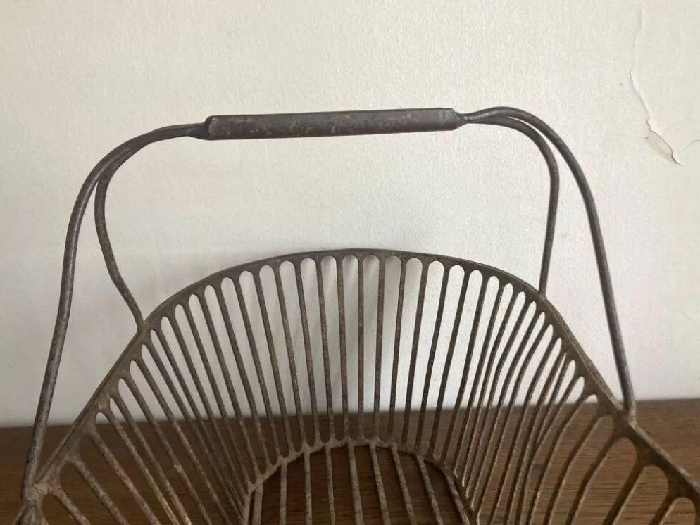 Panier de récolte en fer battu de campagne 1930