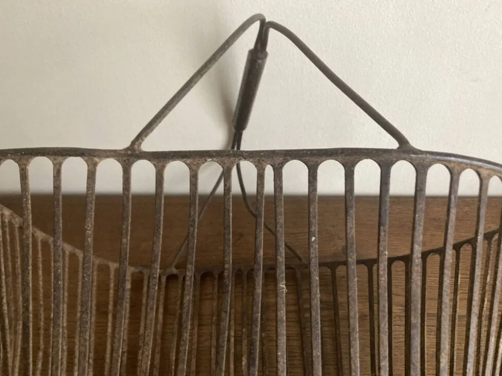 Panier de récolte en fer battu de campagne 1930
