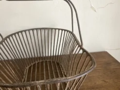Panier de récolte en fer battu de campagne 1930