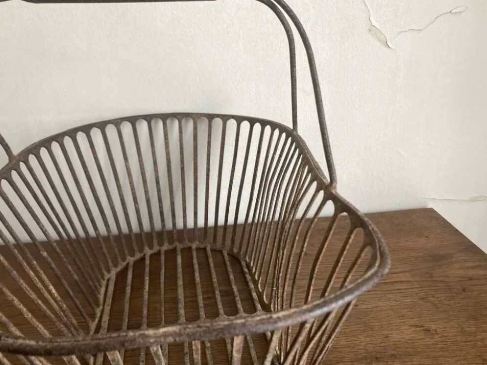 Panier de récolte en fer battu de campagne 1930