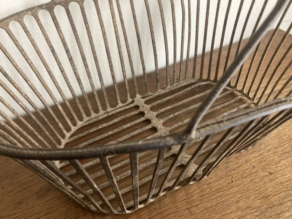 Panier de récolte en fer battu de campagne 1930