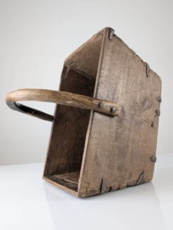 Panier en bois ancien avec ferrures en fer forgé, Wabi-Sabi, 19e siècle