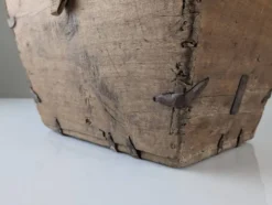 Panier en bois ancien avec ferrures en fer forgé, Wabi-Sabi, 19e siècle
