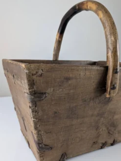 Panier en bois ancien avec ferrures en fer forgé, Wabi-Sabi, 19e siècle