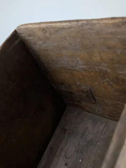 Panier en bois ancien avec ferrures en fer forgé, Wabi-Sabi, 19e siècle
