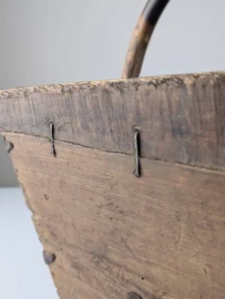 Panier en bois ancien avec ferrures en fer forgé, Wabi-Sabi, 19e siècle