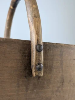 Panier en bois ancien avec ferrures en fer forgé, Wabi-Sabi, 19e siècle
