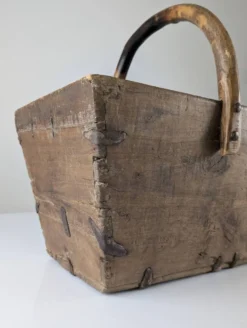 Panier en bois ancien avec ferrures en fer forgé, Wabi-Sabi, 19e siècle