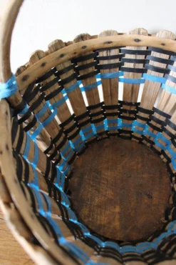 Panier en bois anse ronde vintage tressage bleu noir vintage