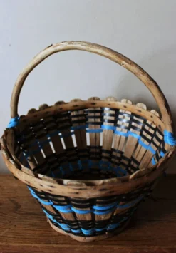 Panier en bois anse ronde vintage tressage bleu noir vintage