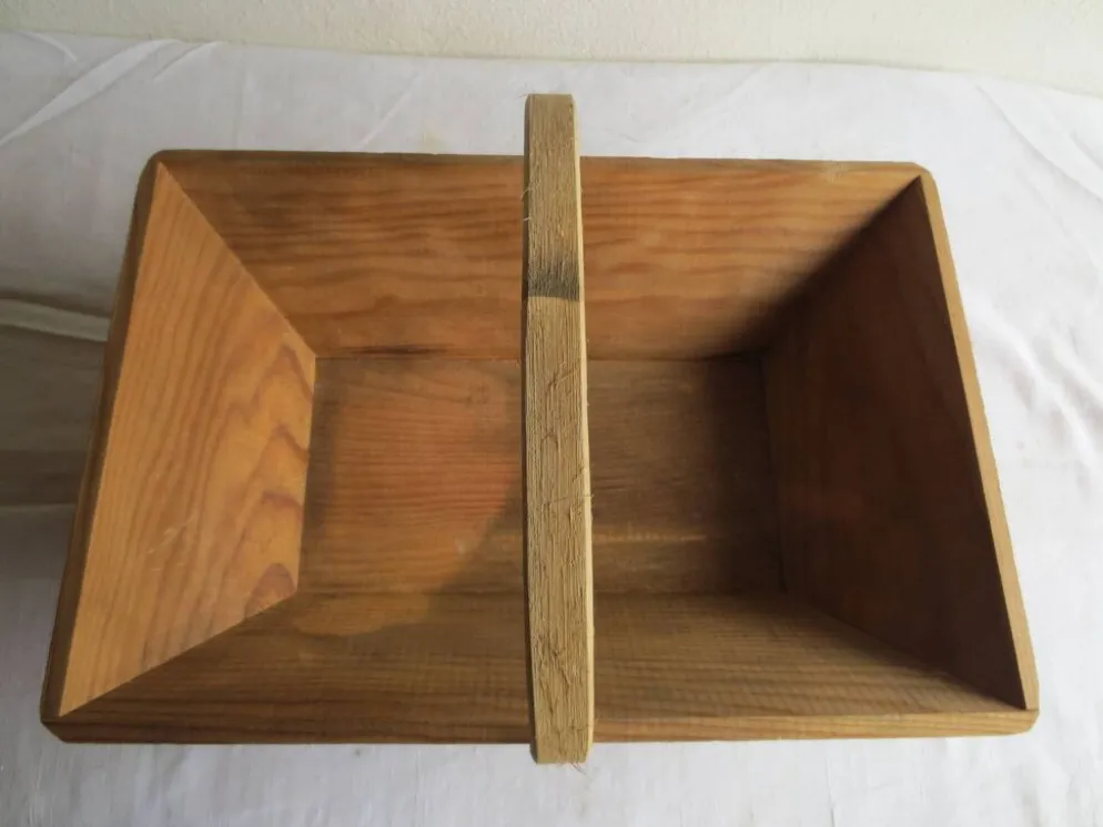 panier en bois massif ,pour vendanges