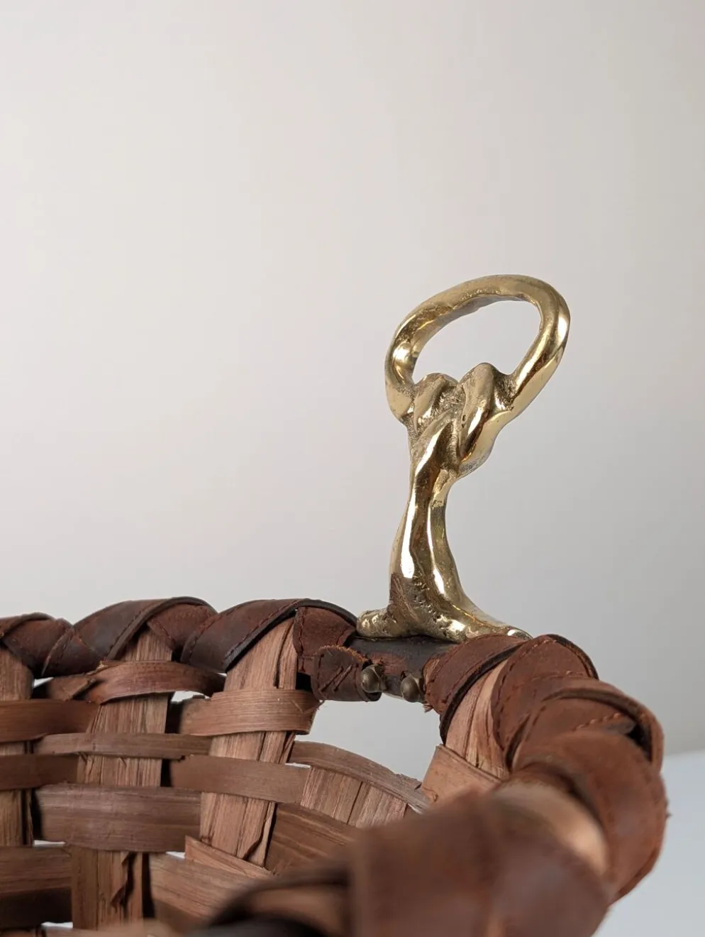 Panier en bois splint brutaliste et en laiton coulé de David Marshall, années 1970.