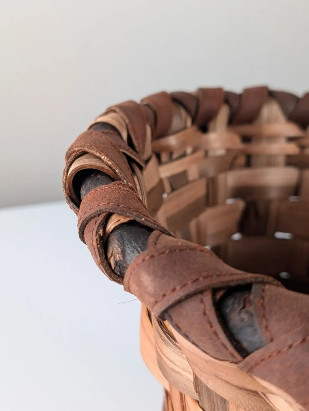 Panier en bois splint brutaliste et en laiton coulé de David Marshall, années 1970.