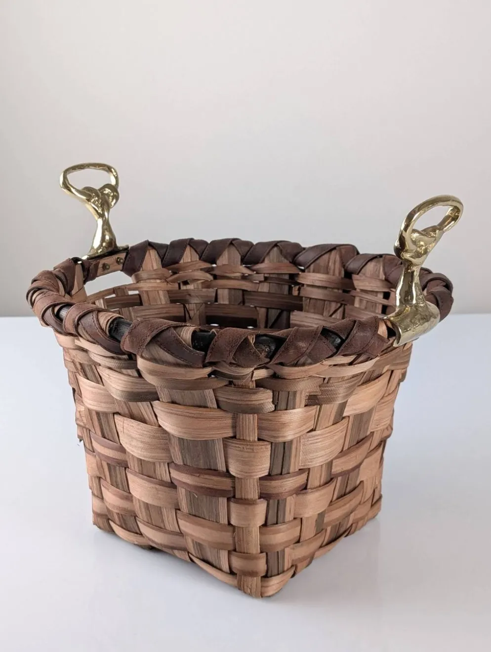 Panier en bois splint brutaliste et en laiton coulé de David Marshall, années 1970.