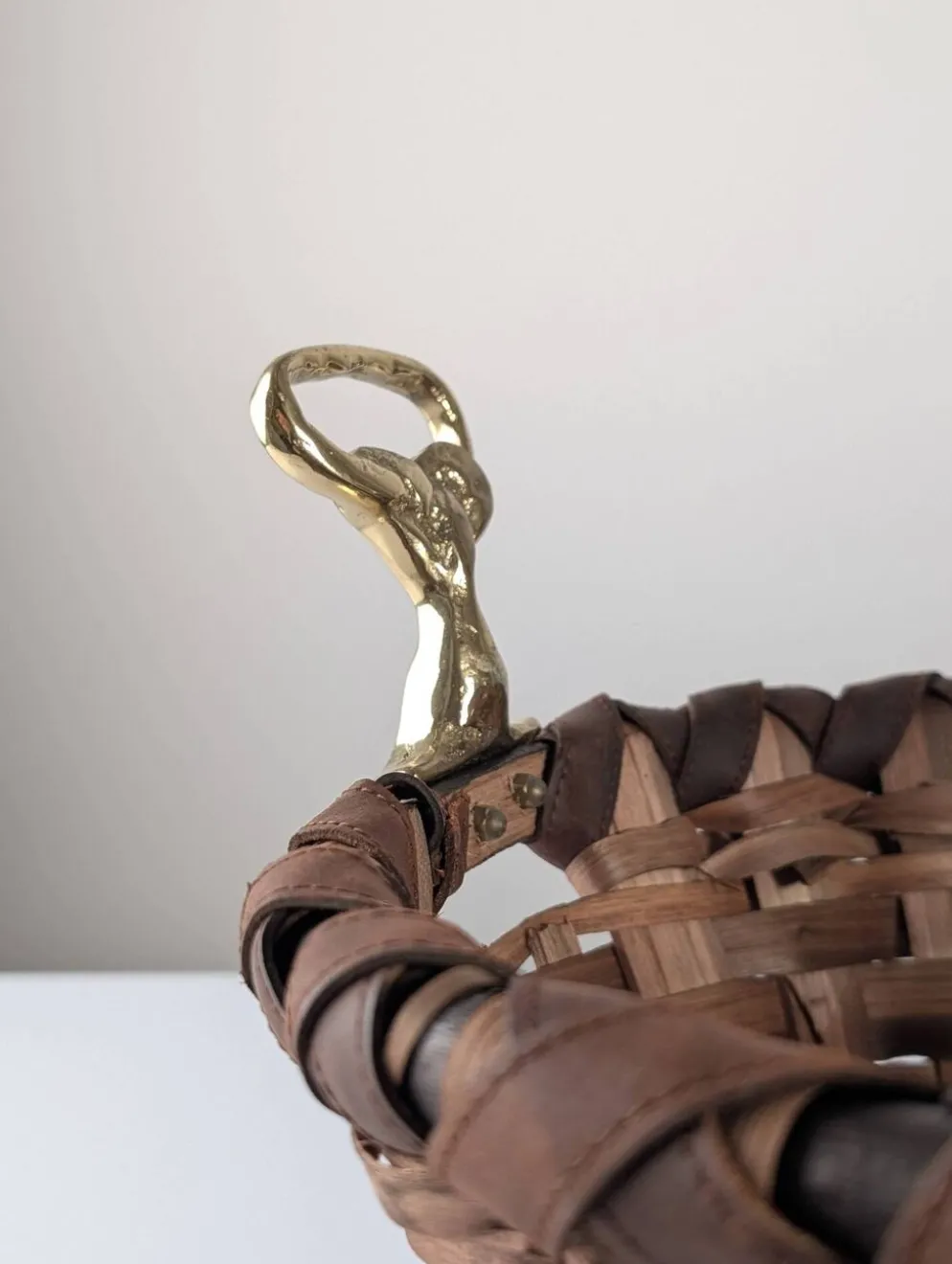 Panier en bois splint brutaliste et en laiton coulé de David Marshall, années 1970.