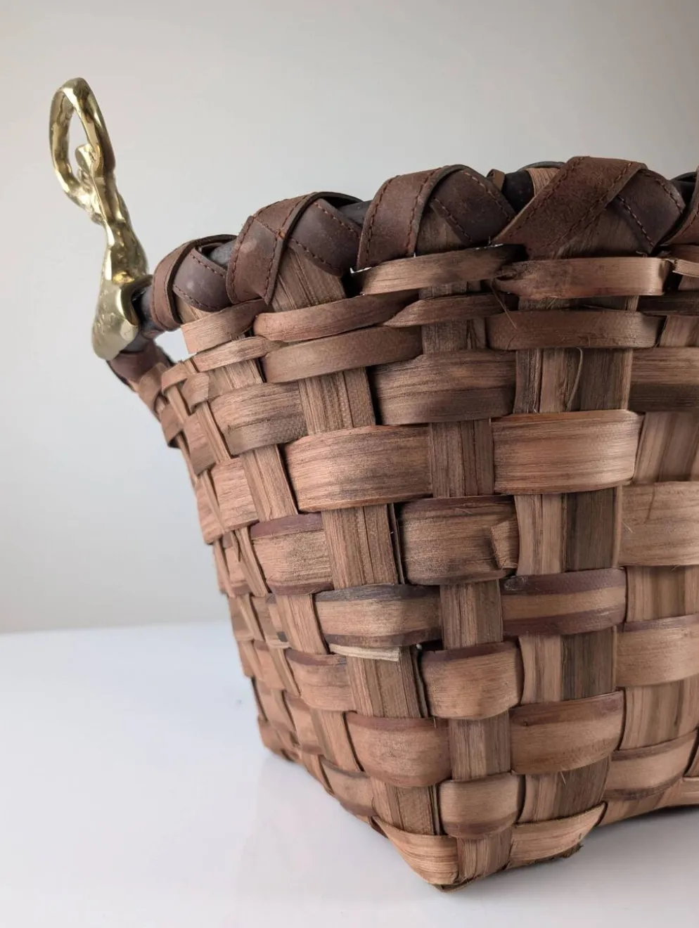 Panier en bois splint brutaliste et en laiton coulé de David Marshall, années 1970.