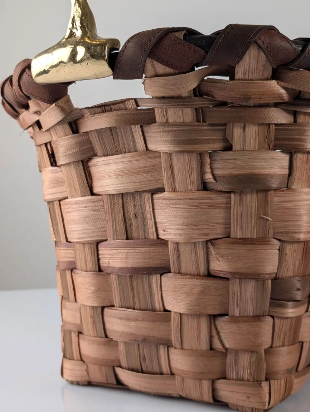 Panier en bois splint brutaliste et en laiton coulé de David Marshall, années 1970.