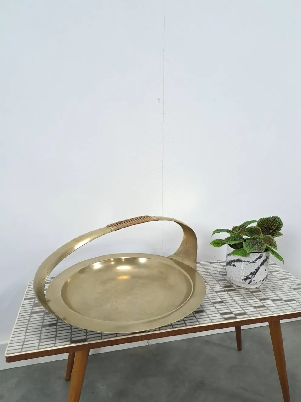 Panier en laiton Art Déco des années 20, plat.