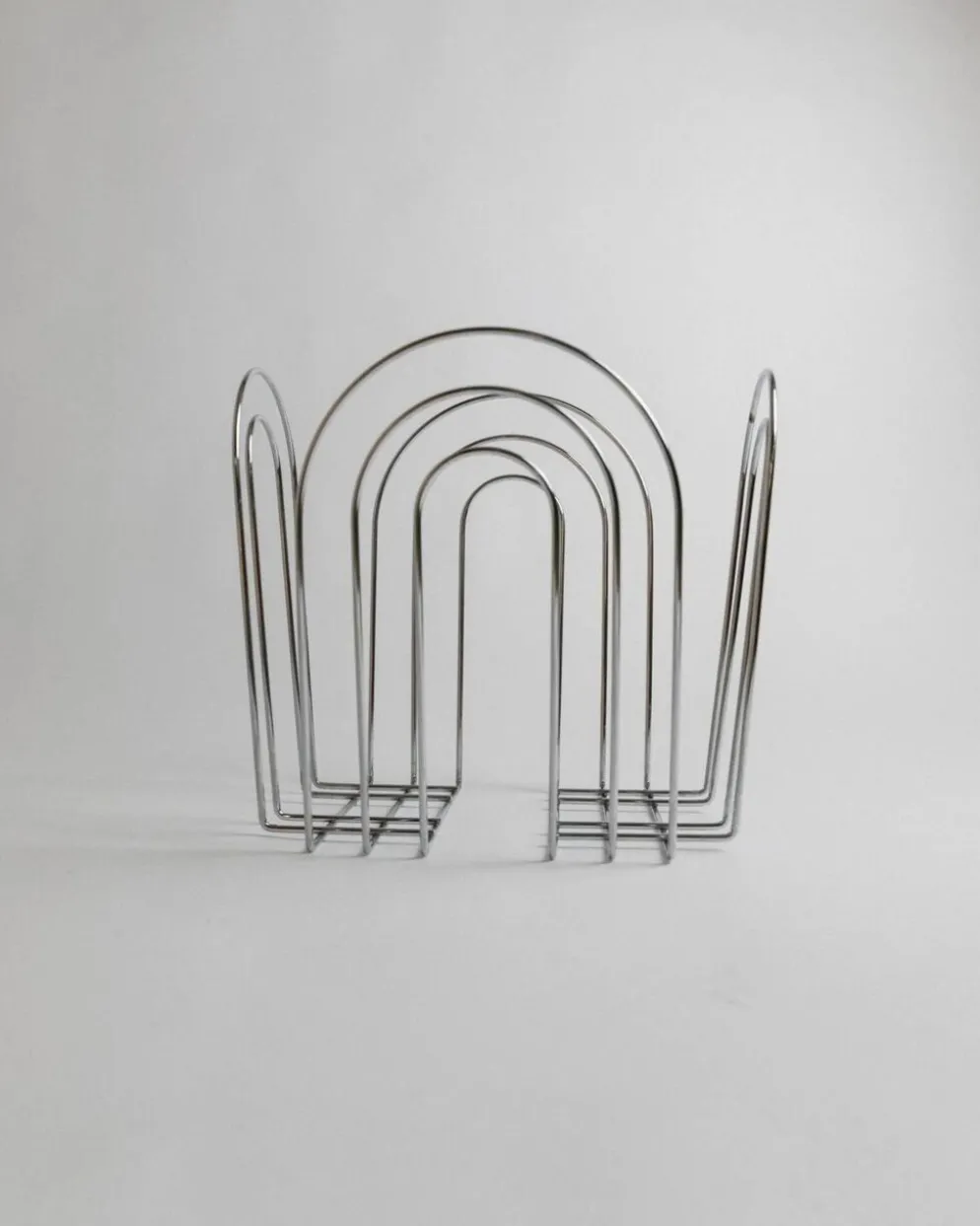 Panier en métal chromé vintage au design Space Age des années 1980 – rangement argenté pour magazines, couvertures, 37x42x34 cm