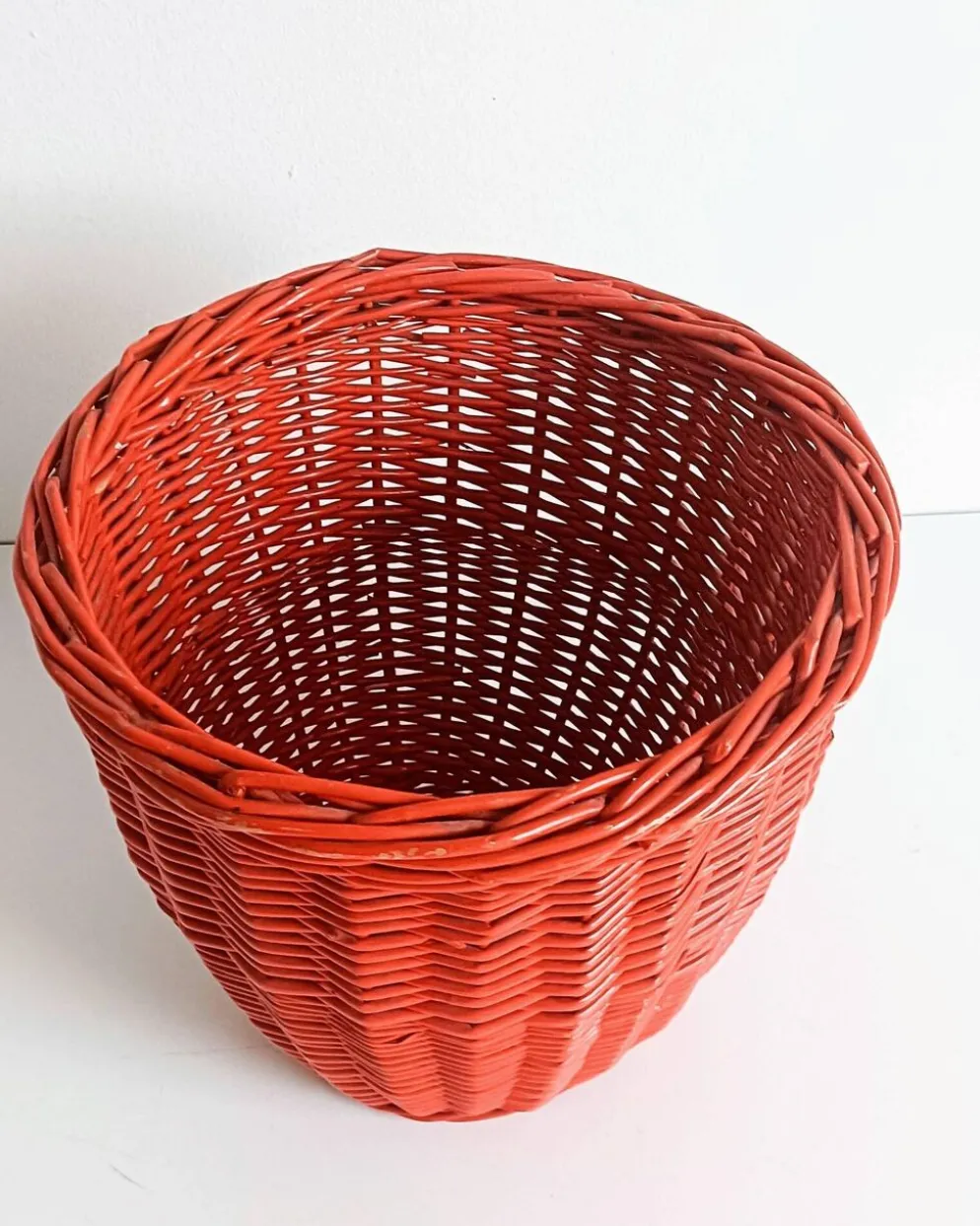Panier en osier corail rouge bohème des années 1960, France.