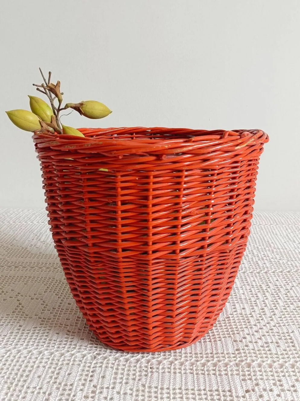 Panier en osier corail rouge bohème des années 1960, France.