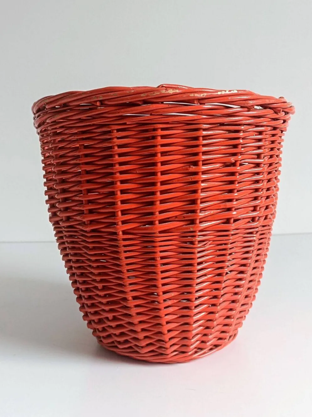 Panier en osier corail rouge bohème des années 1960, France.