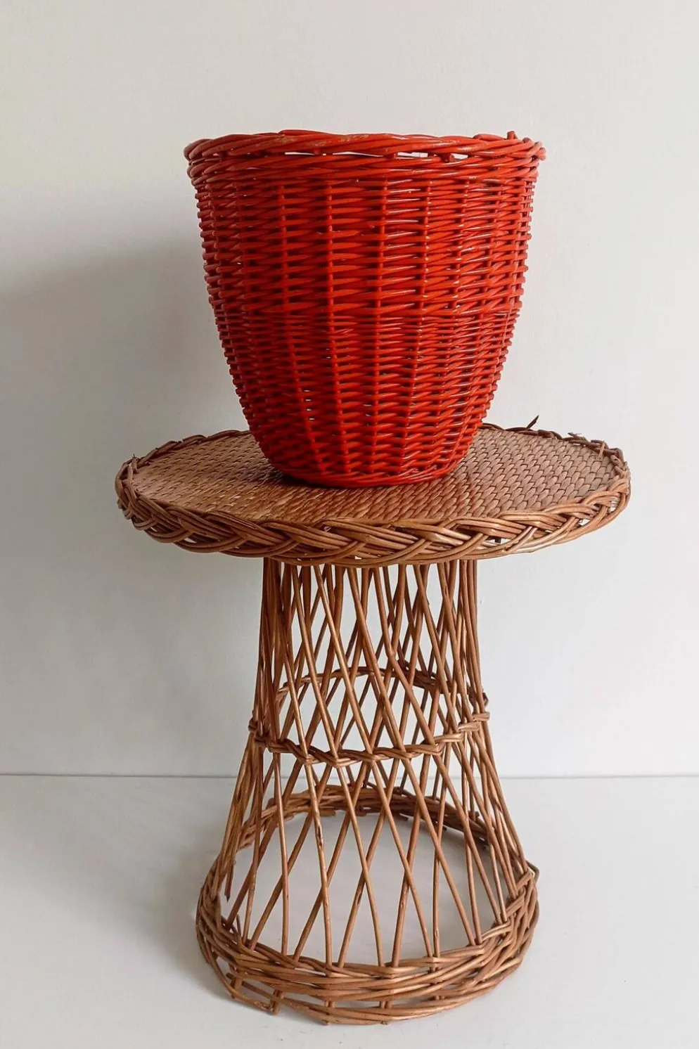 Panier en osier corail rouge bohème des années 1960, France.