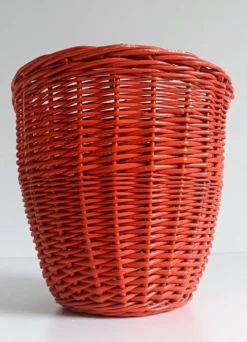 Panier en osier corail rouge bohème des années 1960, France.