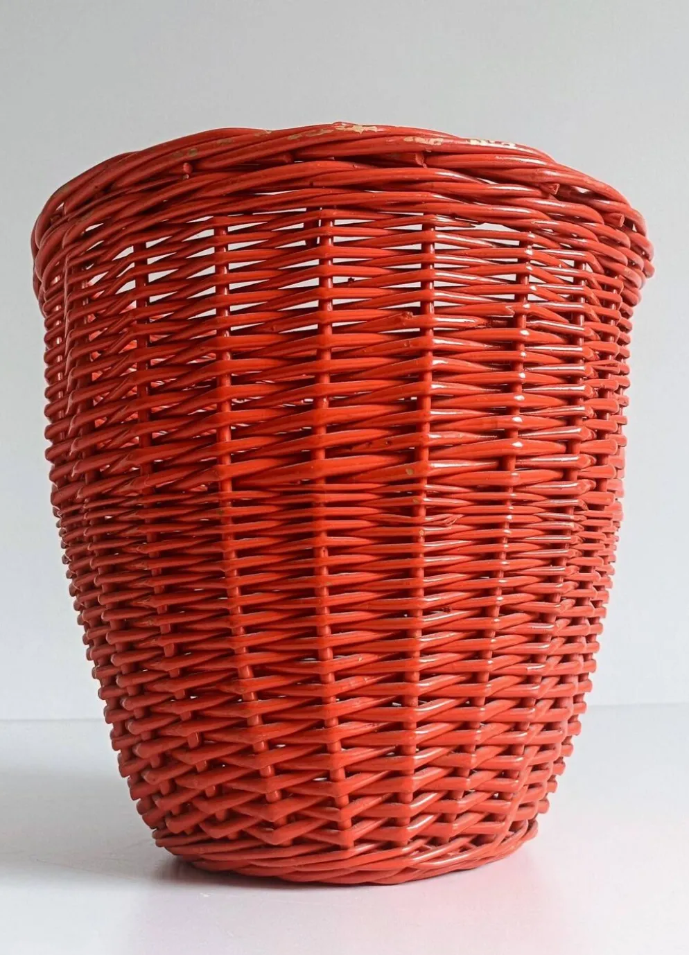 Panier en osier corail rouge bohème des années 1960, France.
