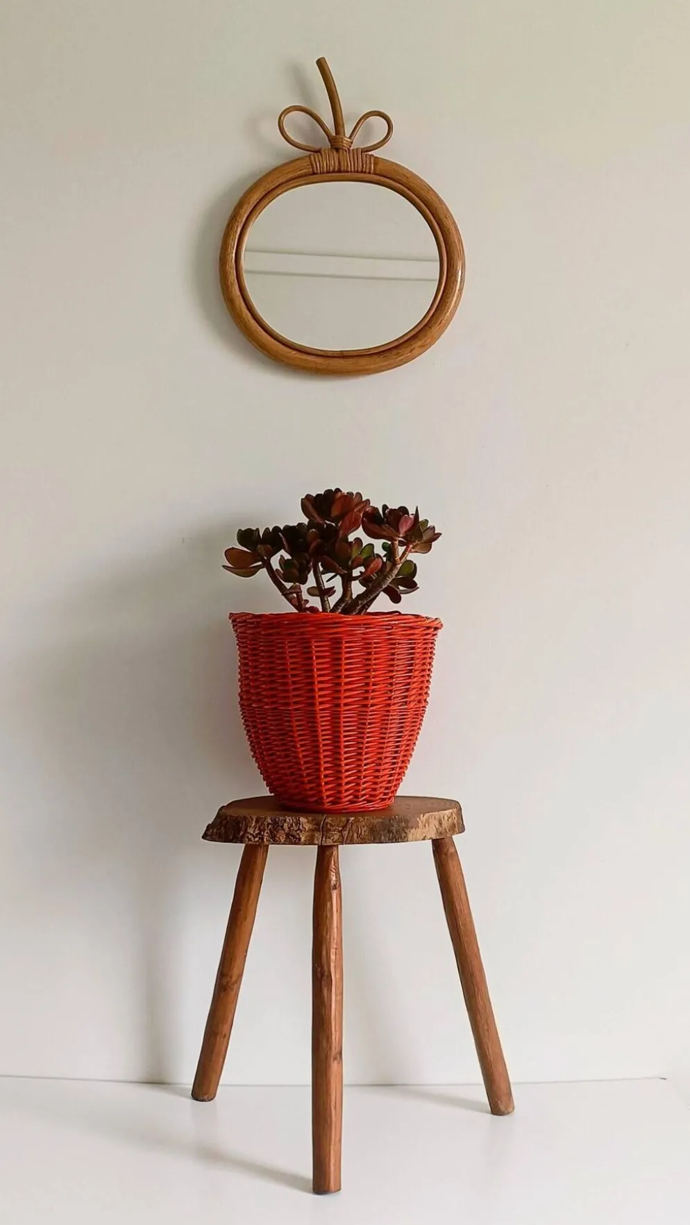 Panier en osier corail rouge bohème des années 1960, France.
