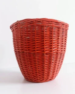 Panier en osier corail rouge bohème des années 1960, France.