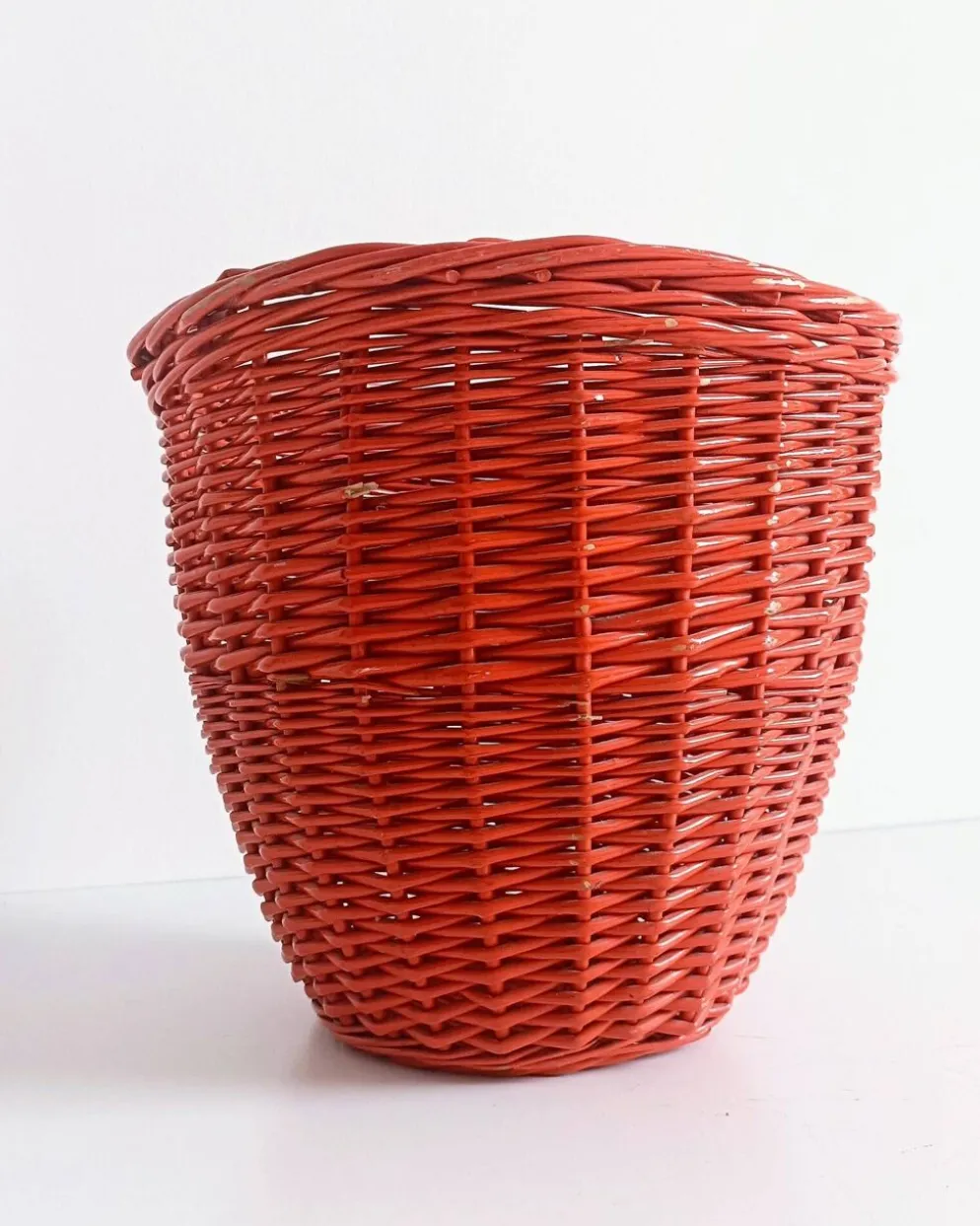 Panier en osier corail rouge bohème des années 1960, France.
