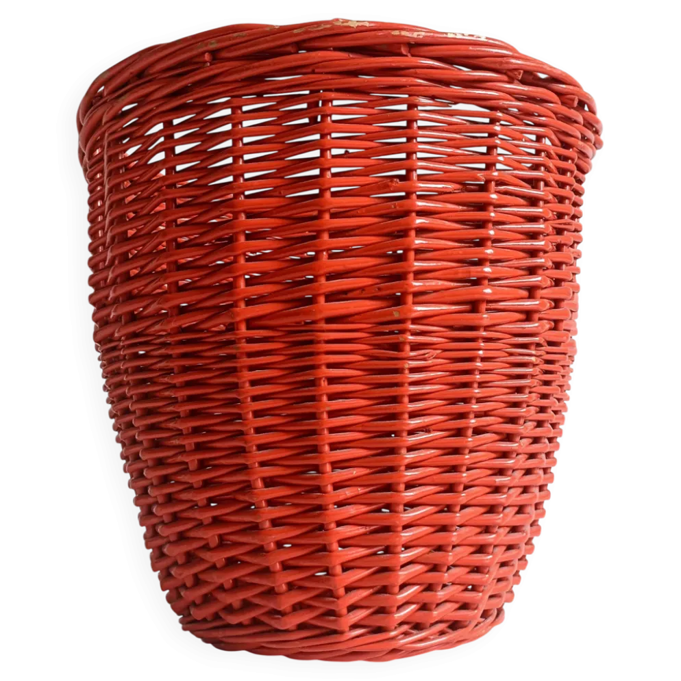 Panier en osier corail rouge bohème des années 1960, France.