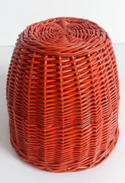 Panier en osier corail rouge bohème des années 1960, France.
