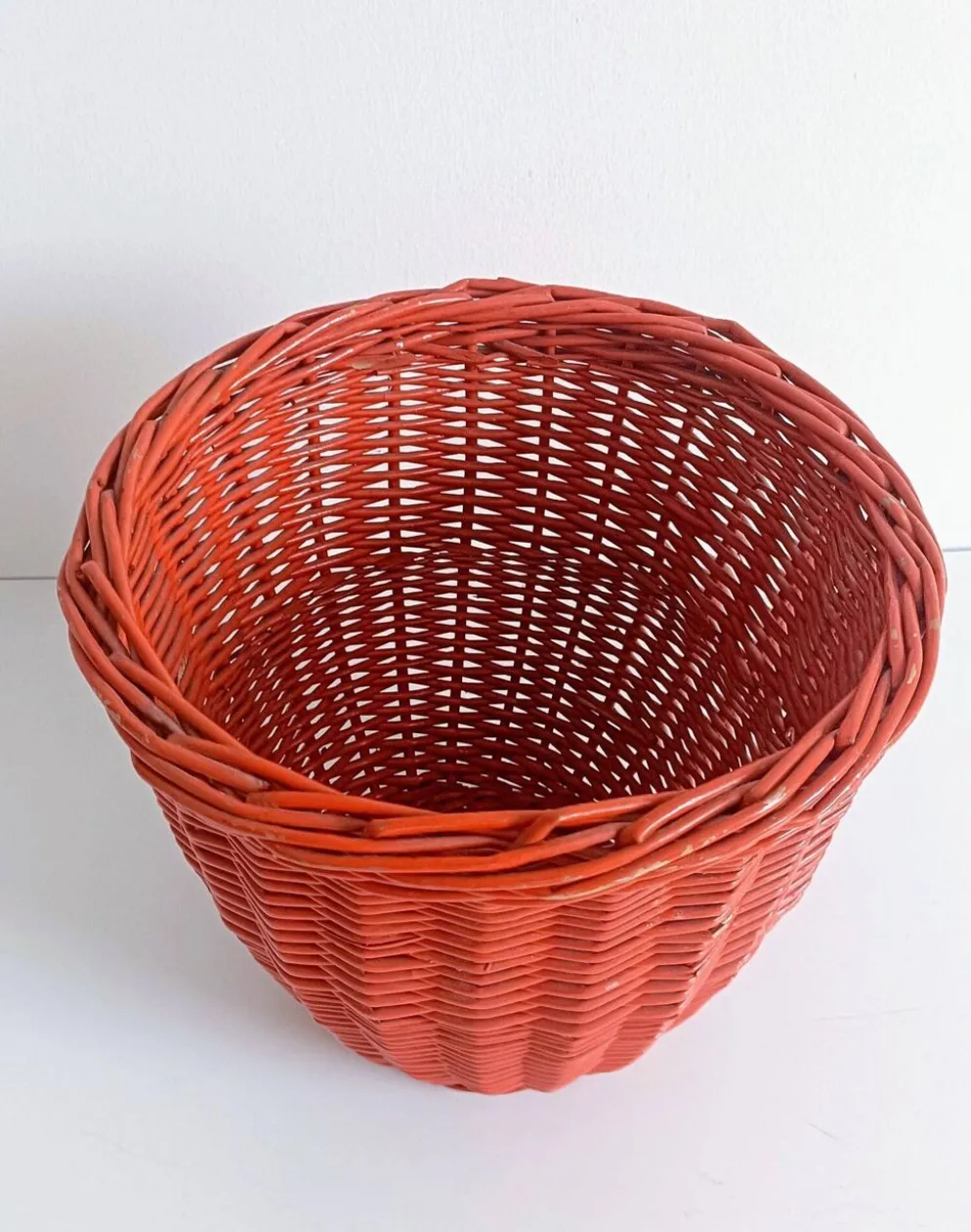 Panier en osier corail rouge bohème des années 1960, France.