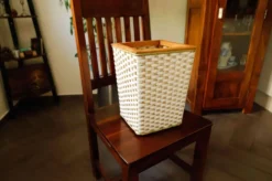 Panier en plastique tressé rétro avec cadre en bois