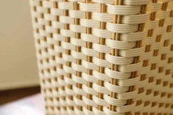 Panier en plastique tressé rétro avec cadre en bois