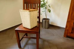 Panier en plastique tressé rétro avec cadre en bois