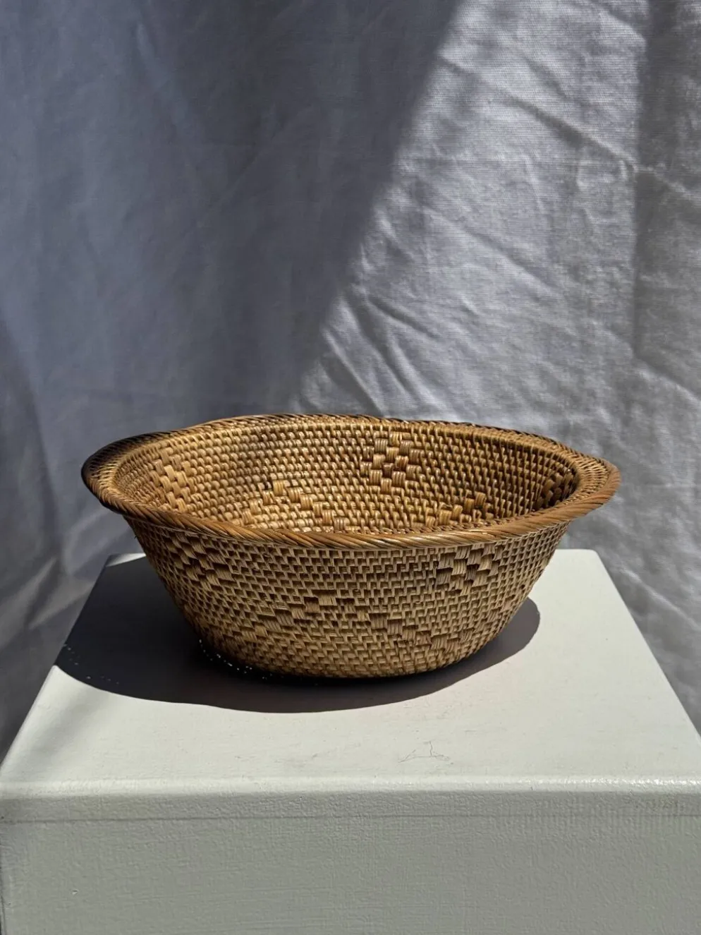 Panier en rotin en forme de fleur artisanal indonésien D26 H8