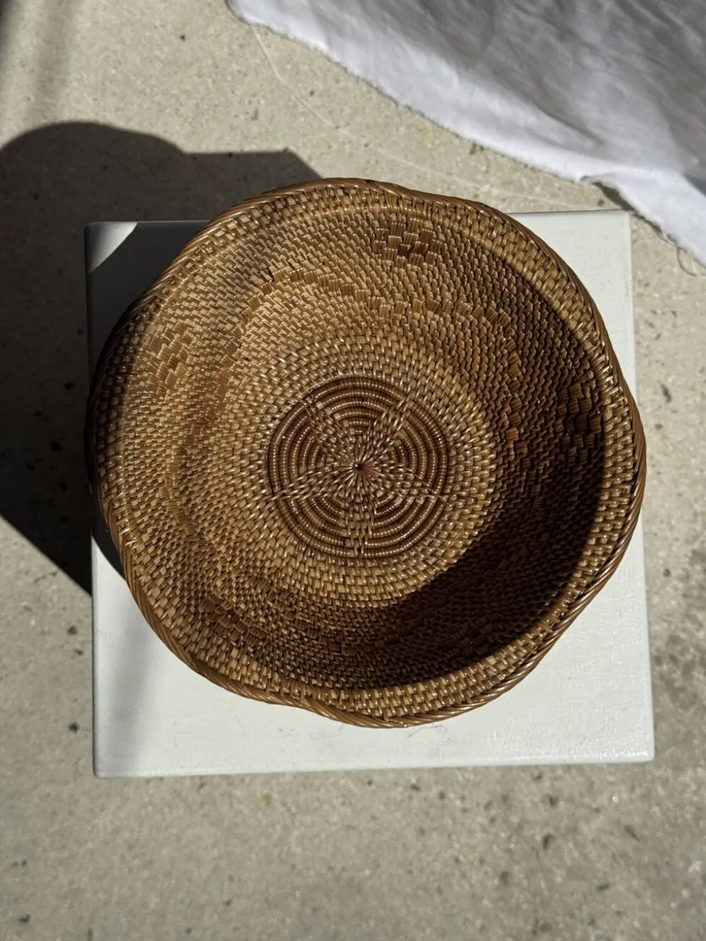 Panier en rotin en forme de fleur artisanal indonésien D26 H8