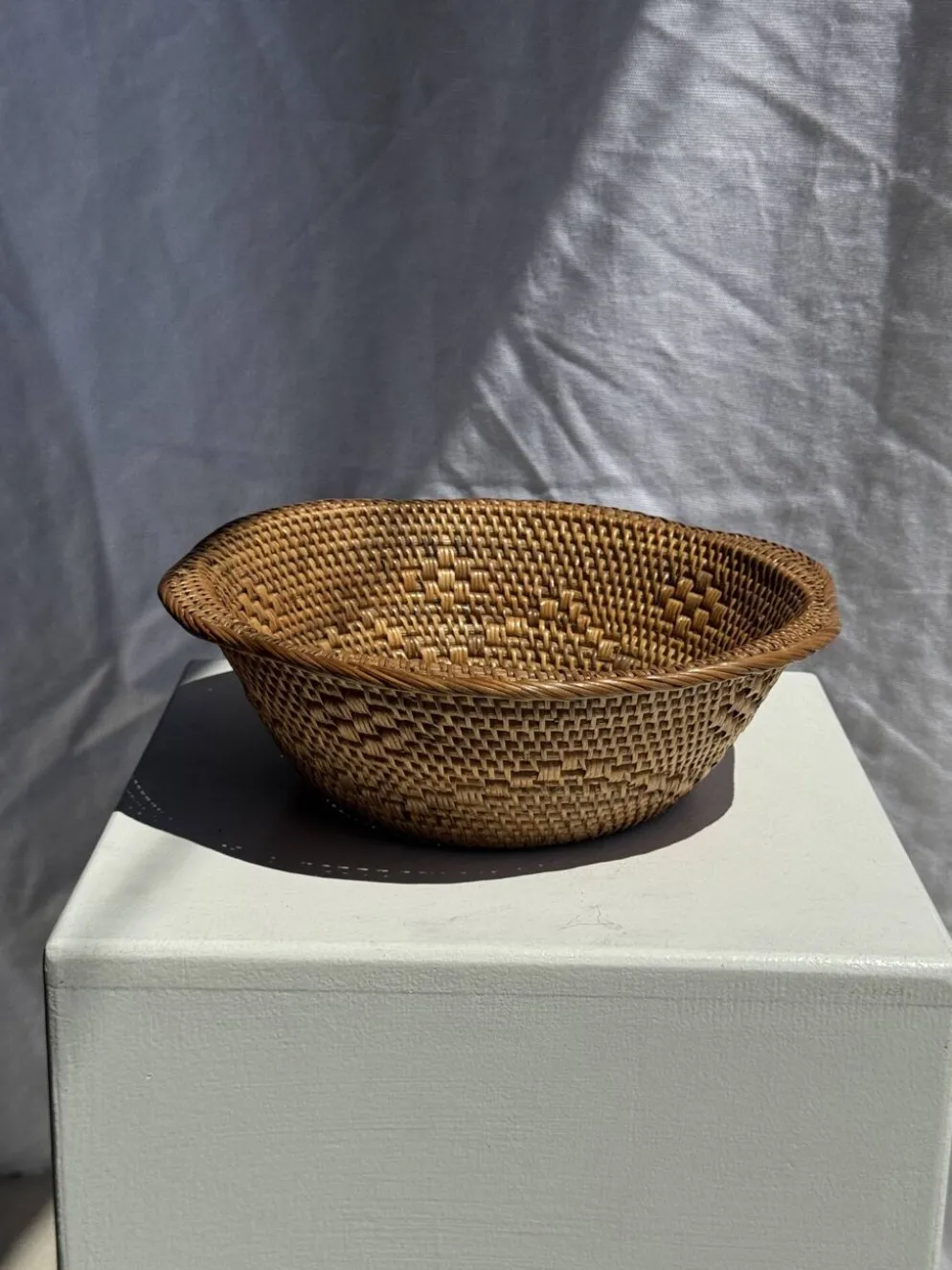 Panier en rotin en forme de fleur artisanal indonésien D26 H8