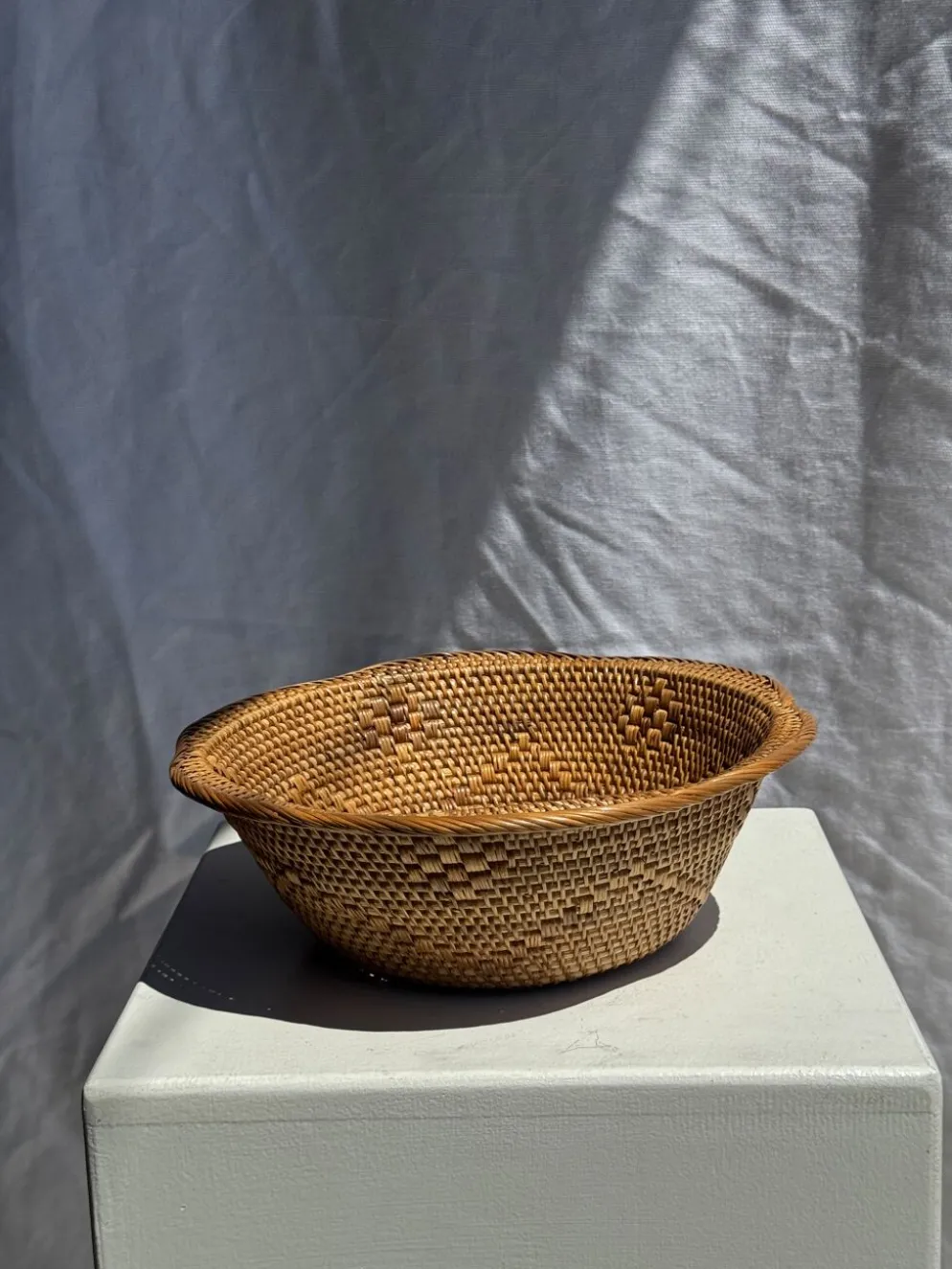 Panier en rotin en forme de fleur artisanal indonésien D26 H8