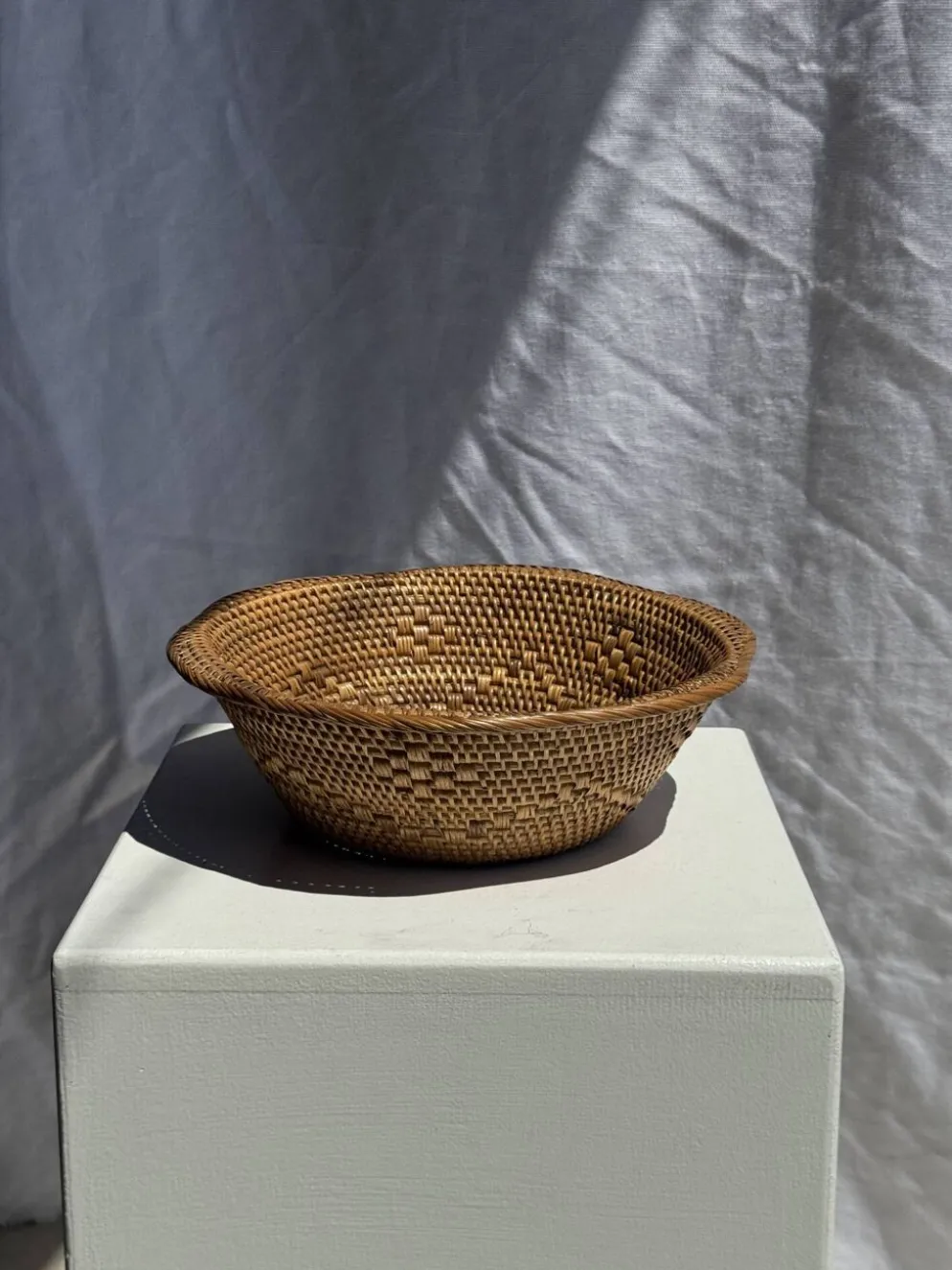 Panier en rotin en forme de fleur artisanal indonésien D26 H8