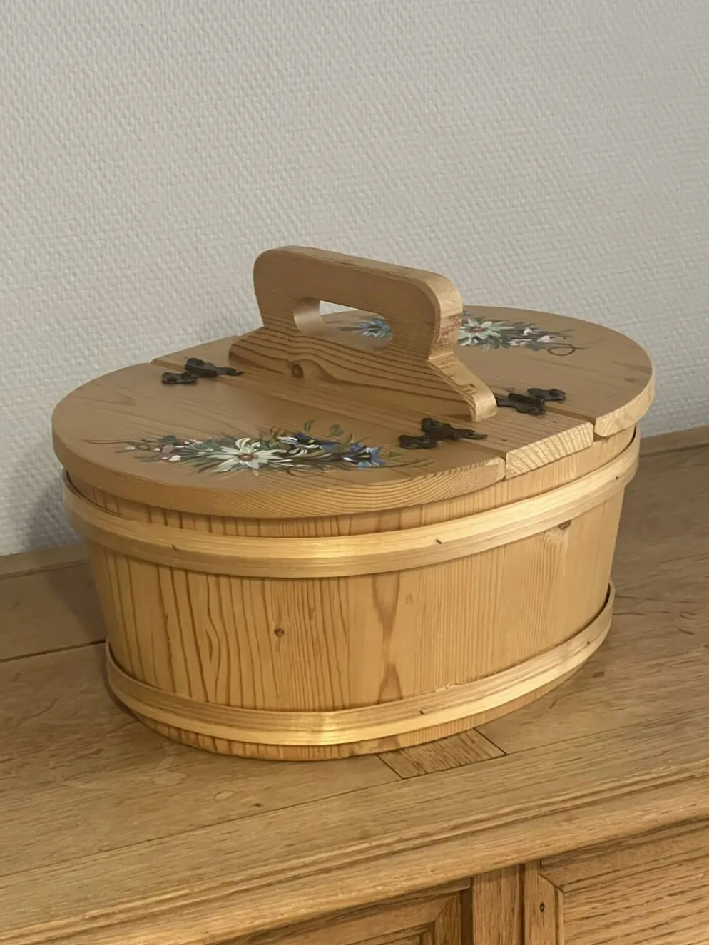 Panier fabriqué et peint à la main