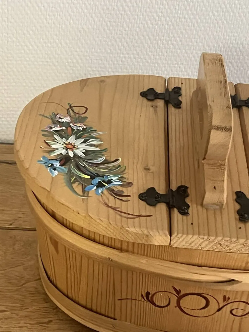 Panier fabriqué et peint à la main