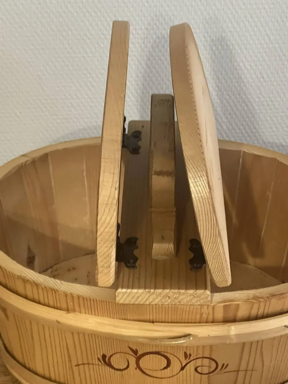 Panier fabriqué et peint à la main