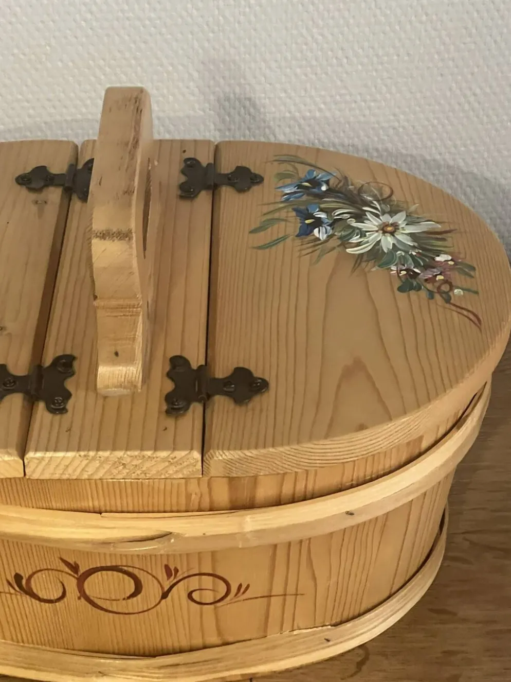 Panier fabriqué et peint à la main