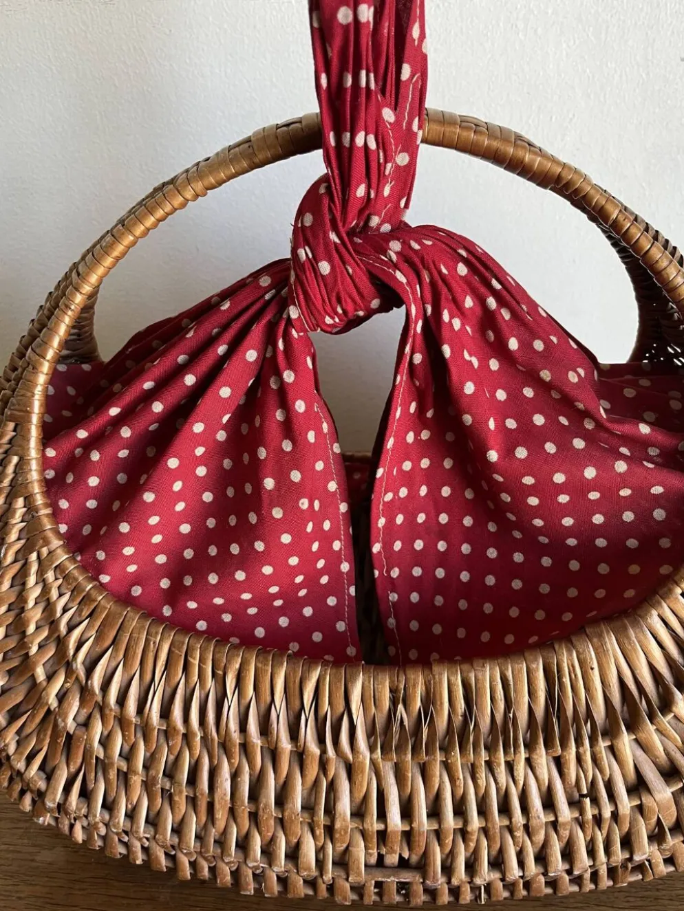 Panier gondole en osier 1960 doublé de coton a pois rouges