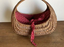 Panier gondole en osier 1960 doublé de coton a pois rouges