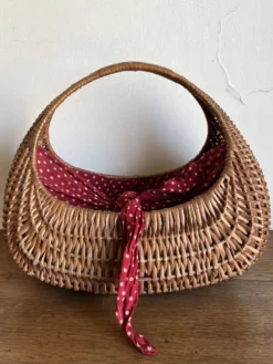 Panier gondole en osier 1960 doublé de coton a pois rouges
